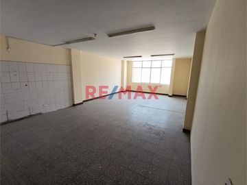 ¡Oportunidad única en Chiclayo! 🌟 Edificio en Alquiler para Empresas 🚀

🔑 Ubicación estratégica en el corazón de Chiclayo, a solo una cuadra del Ban
