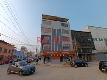 ¡Oportunidad única en Chiclayo! 🌟 Edificio en Alquiler para Empresas 🚀

🔑 Ubicación estratégica en el corazón de Chiclayo, a solo una cuadra del Ban