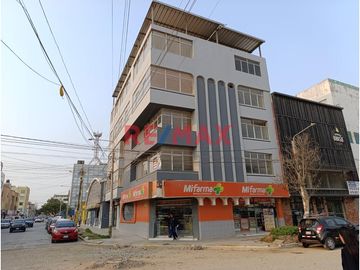 ¡Oportunidad única en Chiclayo! 🌟 Edificio en Alquiler para Empresas 🚀

🔑 Ubicación estratégica en el corazón de Chiclayo, a solo una cuadra del Ban