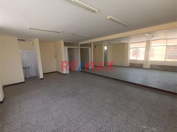¡Oportunidad única en Chiclayo! 🌟 Edificio en Alquiler para Empresas 🚀

🔑 Ubicación estratégica en el corazón de Chiclayo, a solo una cuadra del Ban
