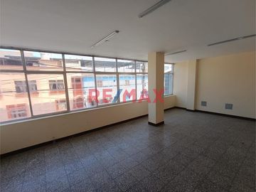 ¡Oportunidad única en Chiclayo! 🌟 Edificio en Alquiler para Empresas 🚀

🔑 Ubicación estratégica en el corazón de Chiclayo, a solo una cuadra del Ban