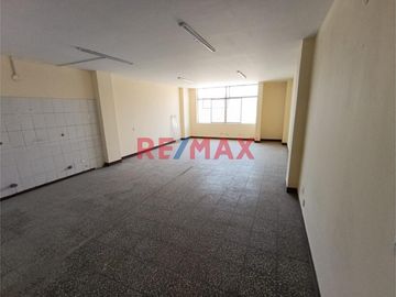 ¡Oportunidad única en Chiclayo! 🌟 Edificio en Alquiler para Empresas 🚀

🔑 Ubicación estratégica en el corazón de Chiclayo, a solo una cuadra del Ban