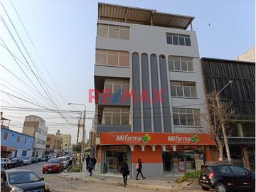 ¡Oportunidad única en Chiclayo! 🌟 Edificio en Alquiler para Empresas 🚀

🔑 Ubicación estratégica en el corazón de Chiclayo, a solo una cuadra del Ban