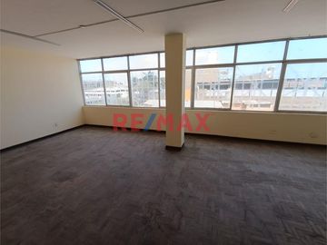 ¡Oportunidad única en Chiclayo! 🌟 Edificio en Alquiler para Empresas 🚀

🔑 Ubicación estratégica en el corazón de Chiclayo, a solo una cuadra del Ban