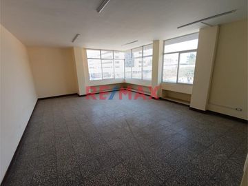 ¡Oportunidad única en Chiclayo! 🌟 Edificio en Alquiler para Empresas 🚀

🔑 Ubicación estratégica en el corazón de Chiclayo, a solo una cuadra del Ban
