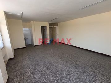 ¡Oportunidad única en Chiclayo! 🌟 Edificio en Alquiler para Empresas 🚀

🔑 Ubicación estratégica en el corazón de Chiclayo, a solo una cuadra del Ban