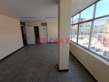 ¡Oportunidad única en Chiclayo! 🌟 Edificio en Alquiler para Empresas 🚀

🔑 Ubicación estratégica en el corazón de Chiclayo, a solo una cuadra del Ban