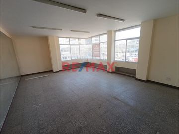 ¡Oportunidad única en Chiclayo! 🌟 Edificio en Alquiler para Empresas 🚀

🔑 Ubicación estratégica en el corazón de Chiclayo, a solo una cuadra del Ban