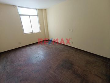 ¡Oportunidad única en Chiclayo! 🌟 Edificio en Alquiler para Empresas 🚀

🔑 Ubicación estratégica en el corazón de Chiclayo, a solo una cuadra del Ban