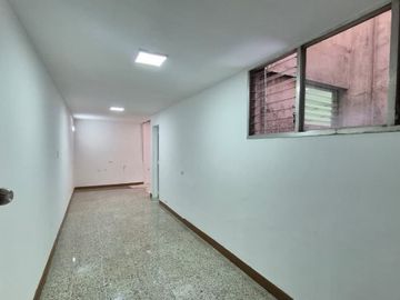 oficina en arriendo en la candelaria. Cod A3027