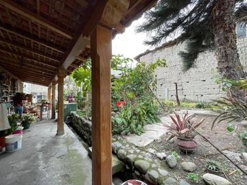 Vendo casa central rentera en Loja