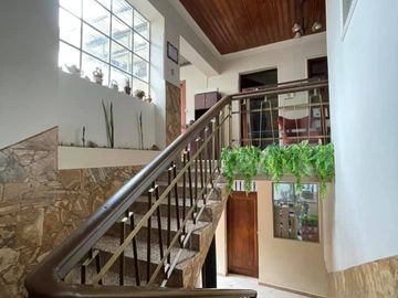 Vendo casa central rentera en Loja