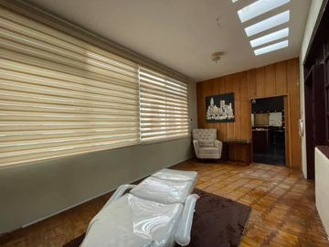 Vendo casa central rentera en Loja