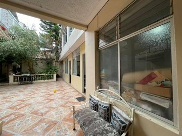 Vendo casa central rentera en Loja