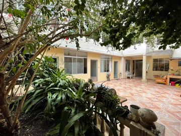 Vendo casa central rentera en Loja