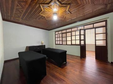 Vendo casa central rentera en Loja