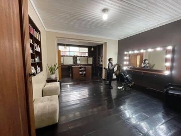 Vendo casa central rentera en Loja