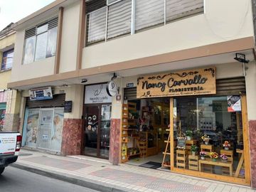Vendo casa central rentera en Loja