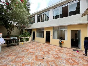 Vendo casa central rentera en Loja