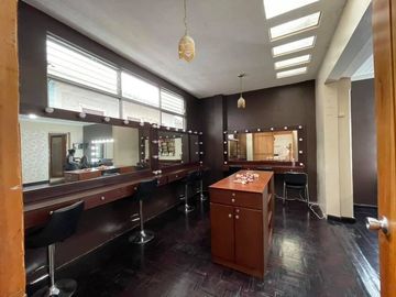 Vendo casa central rentera en Loja