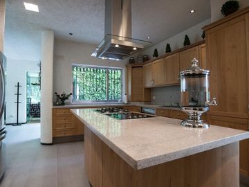 EN JARDINES DE ZAVALETA PRECIOSA CASA EN VENTA,COCHERA TECHADA PARA 4 AUTOS