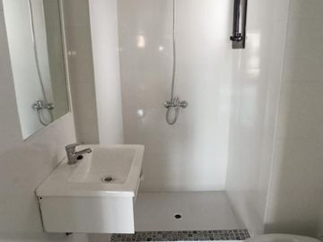EN VENTA Semipiso al frente de 3 amb. c/coch. LANUS O. CENTRO. IBERLUCEA III. SUM Y PISCINA