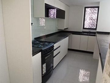 EN VENTA Semipiso al frente de 3 amb. c/coch. LANUS O. CENTRO. IBERLUCEA III. SUM Y PISCINA