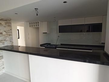 EN VENTA Semipiso al frente de 3 amb. c/coch. LANUS O. CENTRO. IBERLUCEA III. SUM Y PISCINA