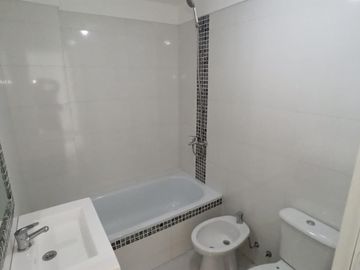 EN VENTA Semipiso al frente de 3 amb. c/coch. LANUS O. CENTRO. IBERLUCEA III. SUM Y PISCINA