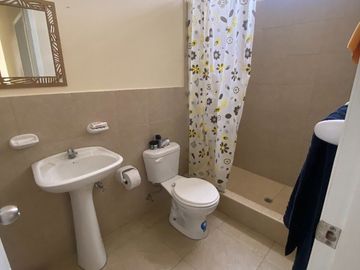 Rento casa en Manta sin amoblar en urbanizacion privada a tres minutos de la playa