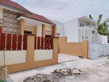 Rumah modern minimalis baru siap huni di timur kampus UII