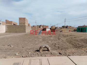 Este Terreno (Mz M, Lote 12) está ubicado en la mejor zona de la hermosa Ciudad de la Provincia de Barranca ( Norte Chico). Se encuentra a 5 minutos d