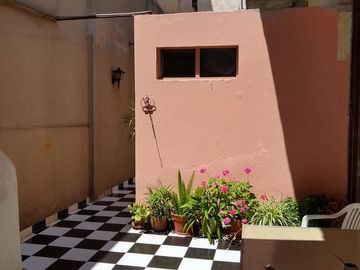 AMPLIO LOCAL y VIVIENDA DE 3 AMBIENTES COMODOS, CON PATIO y TERRAZA