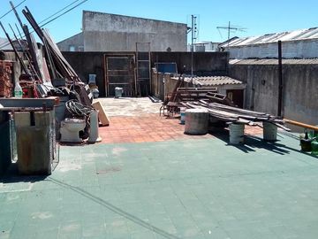 AMPLIO LOCAL y VIVIENDA DE 3 AMBIENTES COMODOS, CON PATIO y TERRAZA