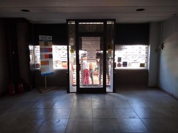AMPLIO LOCAL y VIVIENDA DE 3 AMBIENTES COMODOS, CON PATIO y TERRAZA
