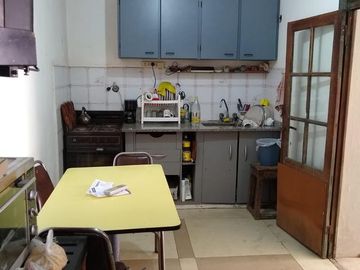 AMPLIO LOCAL y VIVIENDA DE 3 AMBIENTES COMODOS, CON PATIO y TERRAZA