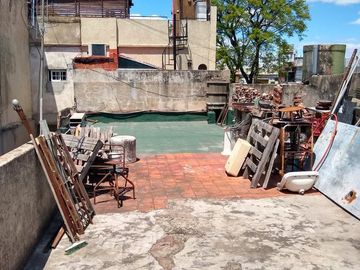 AMPLIO LOCAL y VIVIENDA DE 3 AMBIENTES COMODOS, CON PATIO y TERRAZA