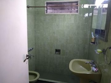 CASA DE 4 AMBIENTES EN LOTE DE 10X40 EN VENTA - VILLA TESEI