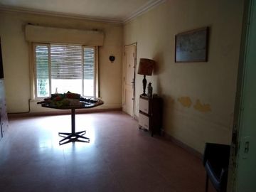CASA DE 4 AMBIENTES EN LOTE DE 10X40 EN VENTA - VILLA TESEI