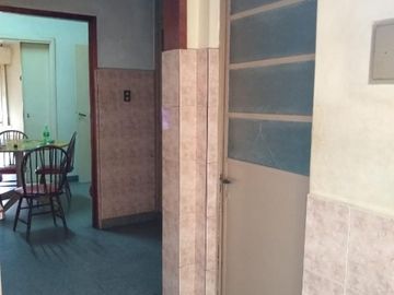 CASA DE 4 AMBIENTES EN LOTE DE 10X40 EN VENTA - VILLA TESEI