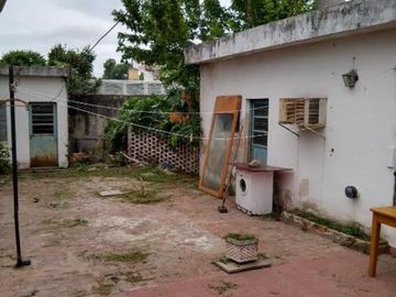 CASA DE 4 AMBIENTES EN LOTE DE 10X40 EN VENTA - VILLA TESEI