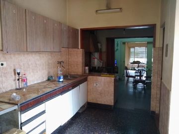 CASA DE 4 AMBIENTES EN LOTE DE 10X40 EN VENTA - VILLA TESEI