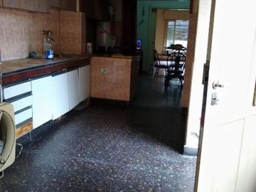 CASA DE 4 AMBIENTES EN LOTE DE 10X40 EN VENTA - VILLA TESEI