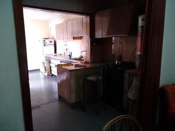 CASA DE 4 AMBIENTES EN LOTE DE 10X40 EN VENTA - VILLA TESEI