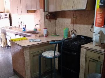 CASA DE 4 AMBIENTES EN LOTE DE 10X40 EN VENTA - VILLA TESEI