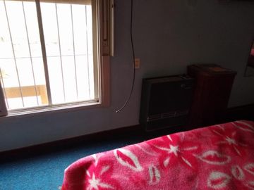 CASA DE 4 AMBIENTES EN LOTE DE 10X40 EN VENTA - VILLA TESEI