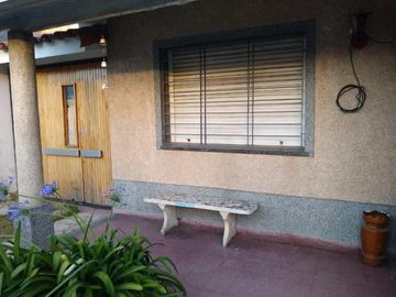 CASA DE 4 AMBIENTES EN LOTE DE 10X40 EN VENTA - VILLA TESEI