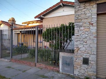 CASA DE 4 AMBIENTES EN LOTE DE 10X40 EN VENTA - VILLA TESEI
