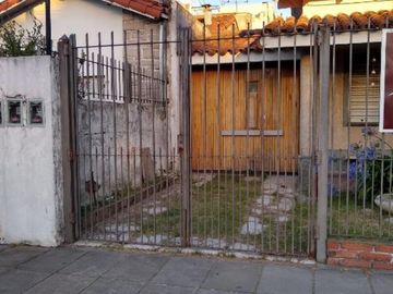 CASA DE 4 AMBIENTES EN LOTE DE 10X40 EN VENTA - VILLA TESEI