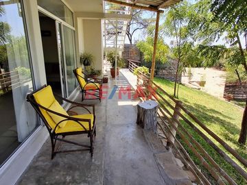 🌿✨ Descubre el encanto rústico y la tranquilidad de vivir en una hermosa casa de campo en Piura. ✨🌿

🏡 Esta encantadora residencia de dos pisos ofre
